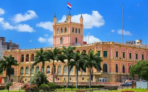 Vista de la fachada principal del Palacio de Gobierno, de cara al r�o Paraguay.
