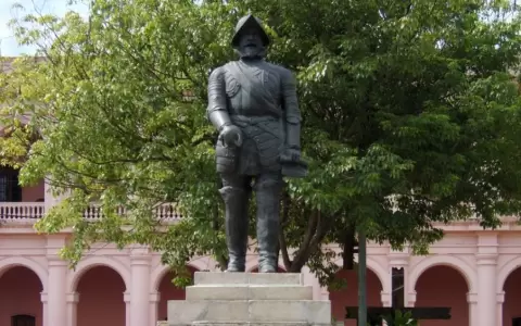 Estatua de Juan de Salazar ubicada en la Plaza de Armas de Asunci�n.