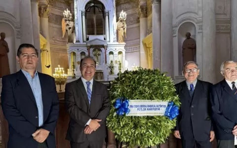 Hugo Fleitas en homenaje a Eusebio Ayala en el Pante�n de los h�roes.