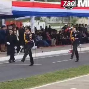 Hist�rico desfile en Paraguay: primera oficial femenina que comanda una agrupaci�n