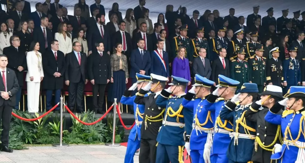 Autoridades durante el desfile militar.