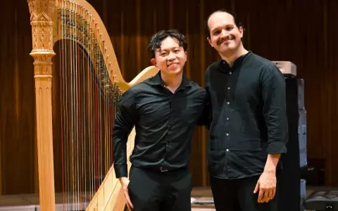 El arpista malayo Ian Lim y el compositor Mateo Servi�n Sforza.