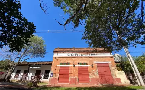 Cine y almacen Ca�is�.