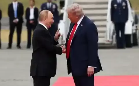 Trump y Putin se estrechan la mano antes de negociar el posible fin de la guerra en Ucrania.