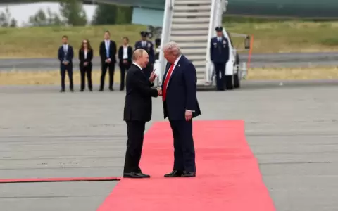 Trump estrecha la mano del presidente ruso.
