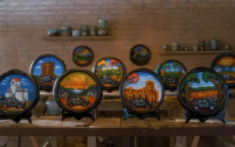Se desarroll� una serie de treinta platos confeccionados con arcilla, donde se muestra el recorrido que har� el World Rally Championship en Itap�a.
