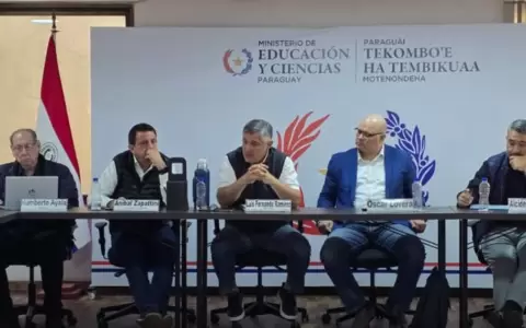 Representantes de gremios docentes y del Ministerio de Educaci�n y Ciencias (MEC).
