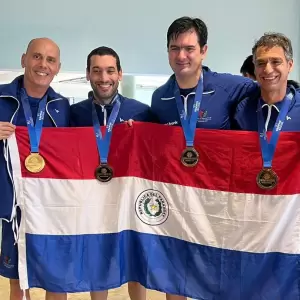 Equipo paraguayo de natación máster se consagra campeón mundial en 4x50 metros estilos