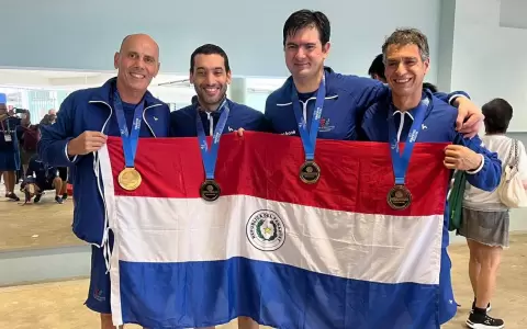 Equipo paraguayo de nataci�n m�ster se consagra campe�n mundial en 4x50 metros estilos