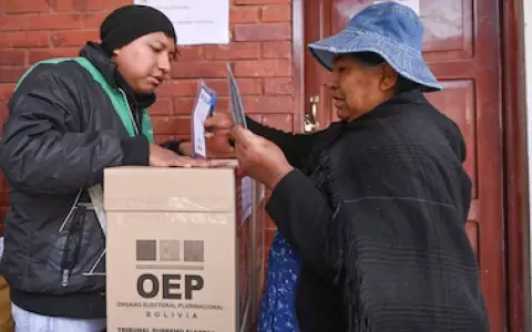 Los bolivianos acuden a las urnas en un clima de inestabilidad pol�tica y econ�mica.