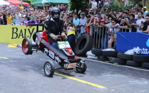 Otra edici�n de la carrera de los autos locos.