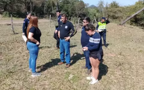Agentes de la Fiscal�a trabajando en la zona donde habr�a abandonado el cuerpo del beb�.
