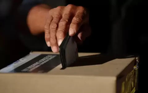 Un hombre vota en las elecciones de Bolivia.
