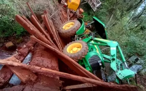 En ese estado qued� el puente y el tractor que intent� cruzarlo, provocando su colapso.