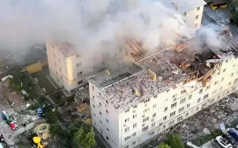 Edificio de viviendas en llamas tras ser golpeado por un ataque con drones rusos en Jarkiv.