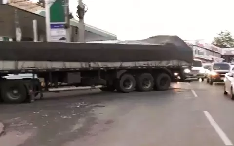 El cami�n ocupa media calzada en la transitada avenida y en hora pico.