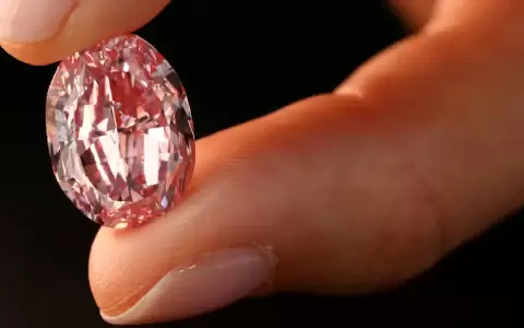 El diamante rosa robado y recuperado en Dub�i pesa casi 7 quilates m�s que este, llamado "The Spirit of the Rose", de 14,83 quilates