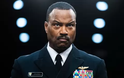 Almirante Alvin Holsey.