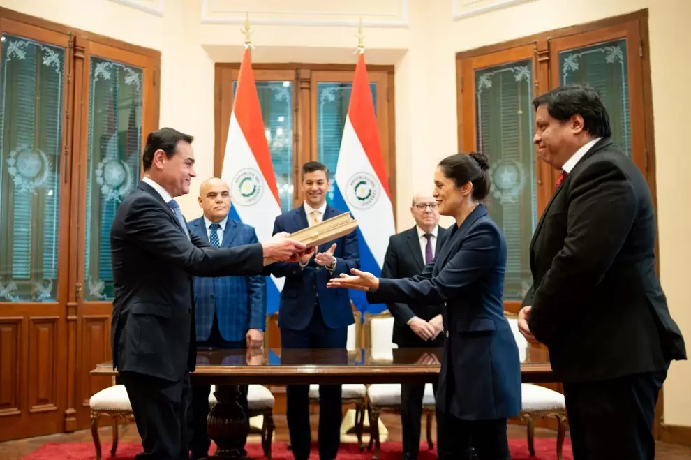 Entrega de los documentos hist�ricos a Adriana Ort�z y Vicente Arr�a.