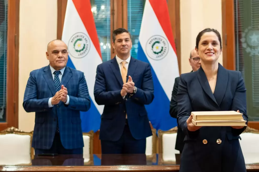 Adriana Ort�z, ministra de Cultura, presentando los documentos.