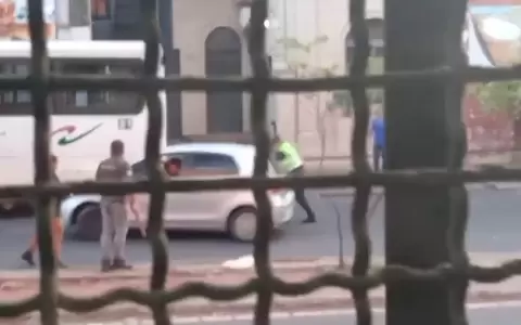 Roce entre colectivo y autom�vil termin� en disparos.