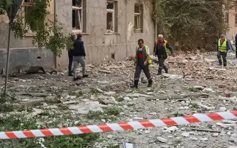 Trabajadores revisan un edificio residencial atacado por Rusia en Le�polis.