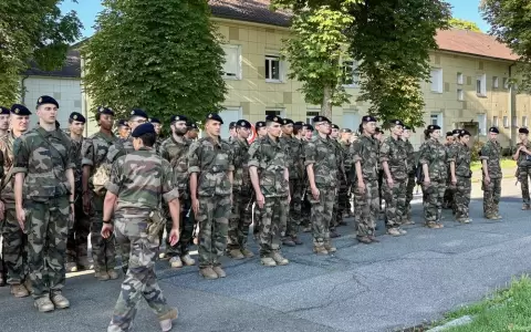 Reservistas formados durante su entrenamiento matutino, en las cercan�as de Versalles.