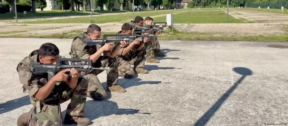 Los reservistas del 24.� Regimiento de Infanter�a de Versalles tambi�n aprenden a usar armas.