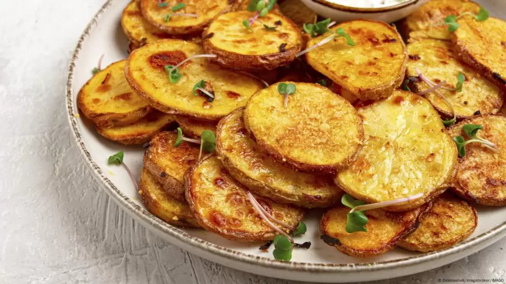 Papas horneadas. Foto:Didebashvili/imagebroker/IMAGO/DW
