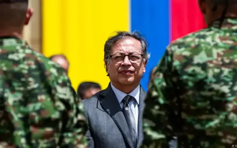 Gustavo Petro, junto a militares colombianos