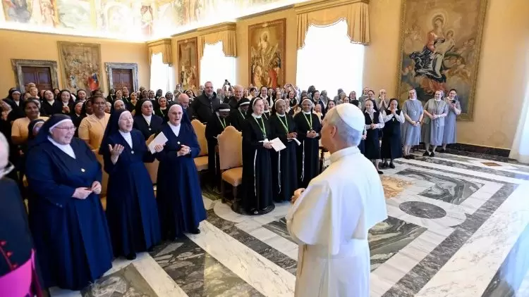 Encuentro del León XIV con las religiosas en la Sala del Consistorio. Foto: Vatican News.