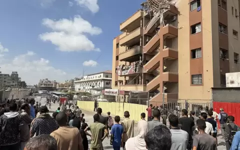 Gente congregada ante el hospital Nasser en la Franja de Gaza, tras el ataque de Israel que provoc� 15 v�ctimas mortales.
