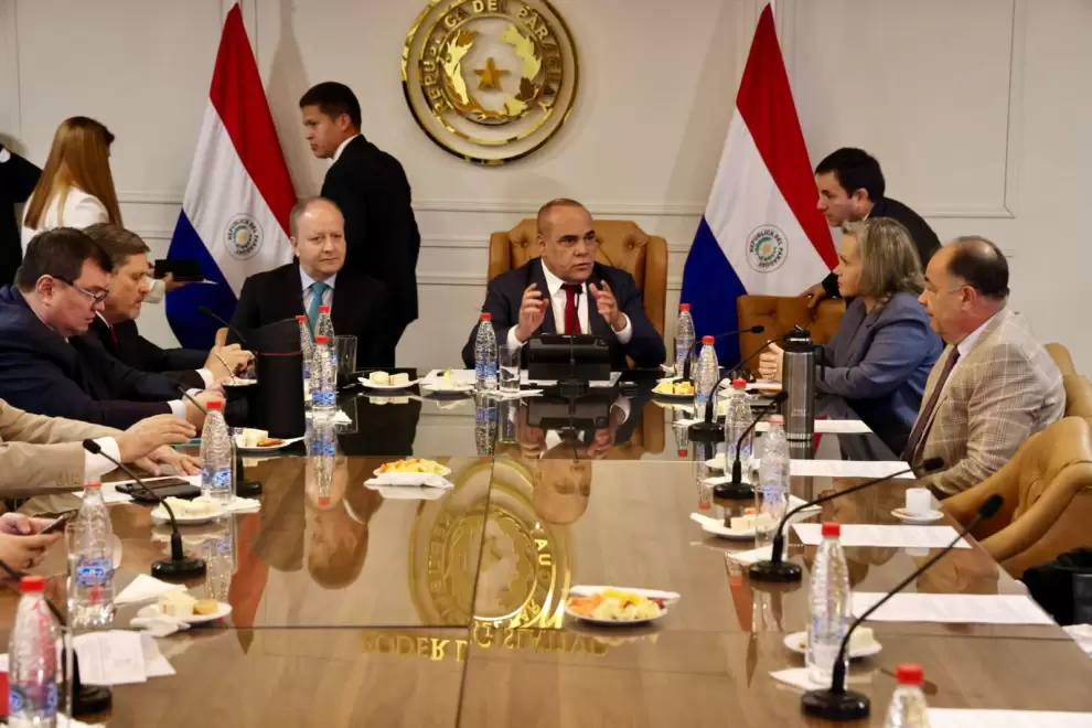 Ministro de Econom�a con Senadores en el Congreso.