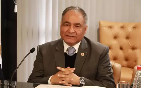 Javier Esquivel.