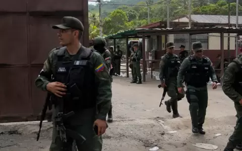 Soldados venezolanos en redada en prisi�n de Tocor�n.
