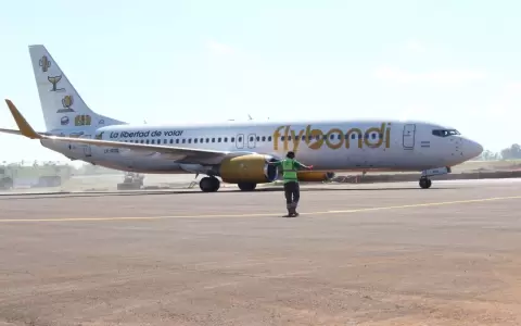El primer vuelo aterriz� en suelo paraguayo antes de las 15:00.