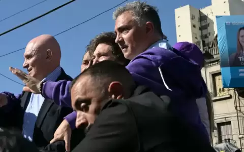 Milei fue evacuado del lugar por su personal de seguridad tas ser atacado a pedradas.