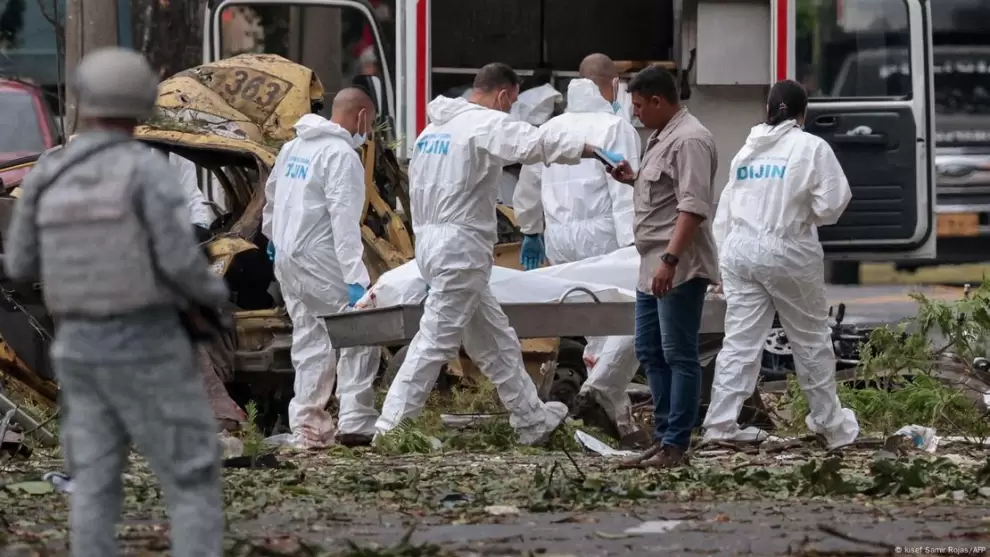 La Polic�a traslada los cad�veres de las v�ctimas del ataque con un cami�n bomba en Cali perpetrado por grupos de exguerrilleros de las FARC. Foto: DW