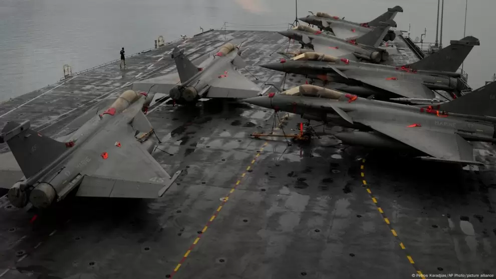 Señal de la soberanía de Francia como potencia nuclear: aviones de combate Rafale, del fabricantefrancés Dassault, en el portaaviones Charles de Gaull