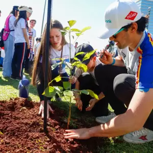Pilotos mundiales y niños de Itapúa cierran campaña ambiental del WRC ueno Rally del Paraguay con plantación de árboles nativos