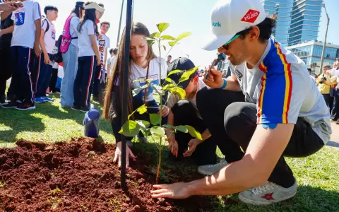 Pilotos mundiales y ni�os de Itap�a cierran campa�a ambiental del WRC ueno Rally del Paraguay con plantaci�n de �rboles nativos