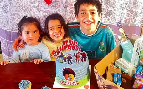 Menores buscados junto a su madre.