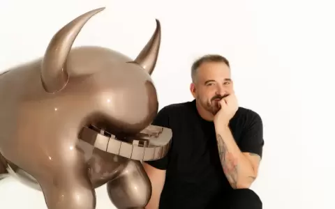 Sebasti�n Boesmi y su escultura "Piano Bull".