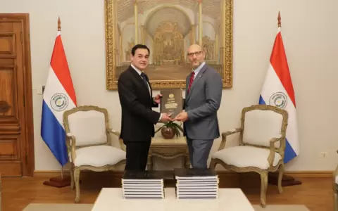 Canciller hizo entrega del informe.