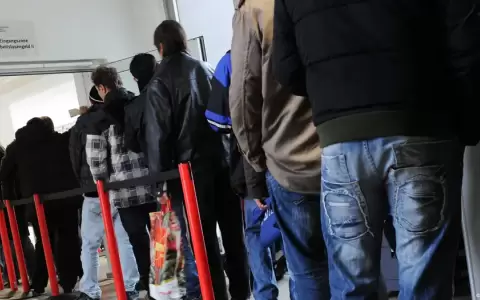 Personas desempleadas haciendo fila en un "job center" alem�n.
