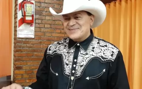 Eduardo "Lalo" Enr�quez &mdash;conocido como Lalo, l�der del grupo Lalo y los Descalzos.