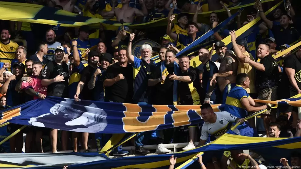 El carácter social del fútbol se ve reflejado en la pasión por los colores de una camiseta y la hermandad con otras personas que ello supone. Foto: DW