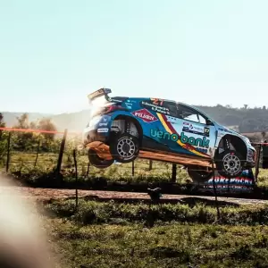 Gran primer rulo de Diego Domínguez Bejarano en la WRC2