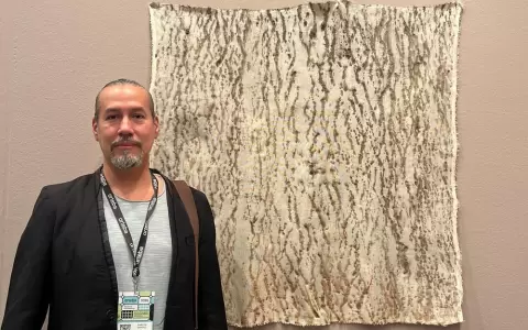 Marcos Ben�tez y su obra exhibida en la Feria Arteba.