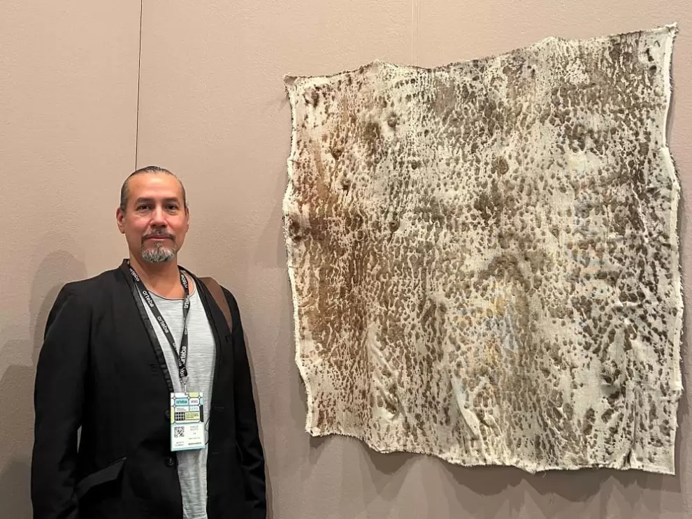 Marcos Ben�tez y su obra exhibida en la Feria Arteba.